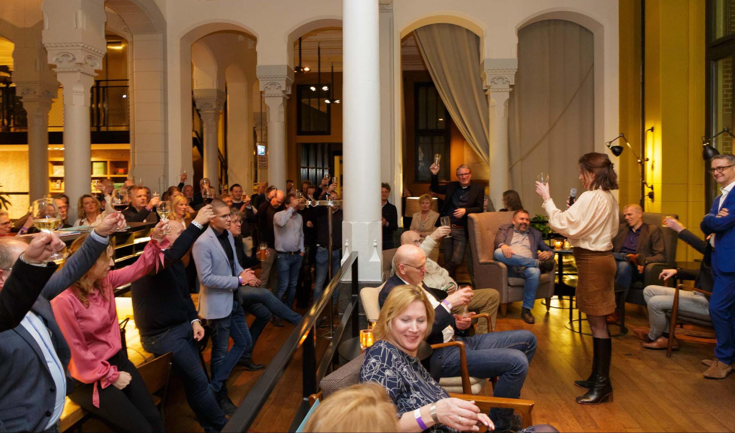 Proosten bij de nieuwjaarsreceptie van de CCL in Post-Plaza